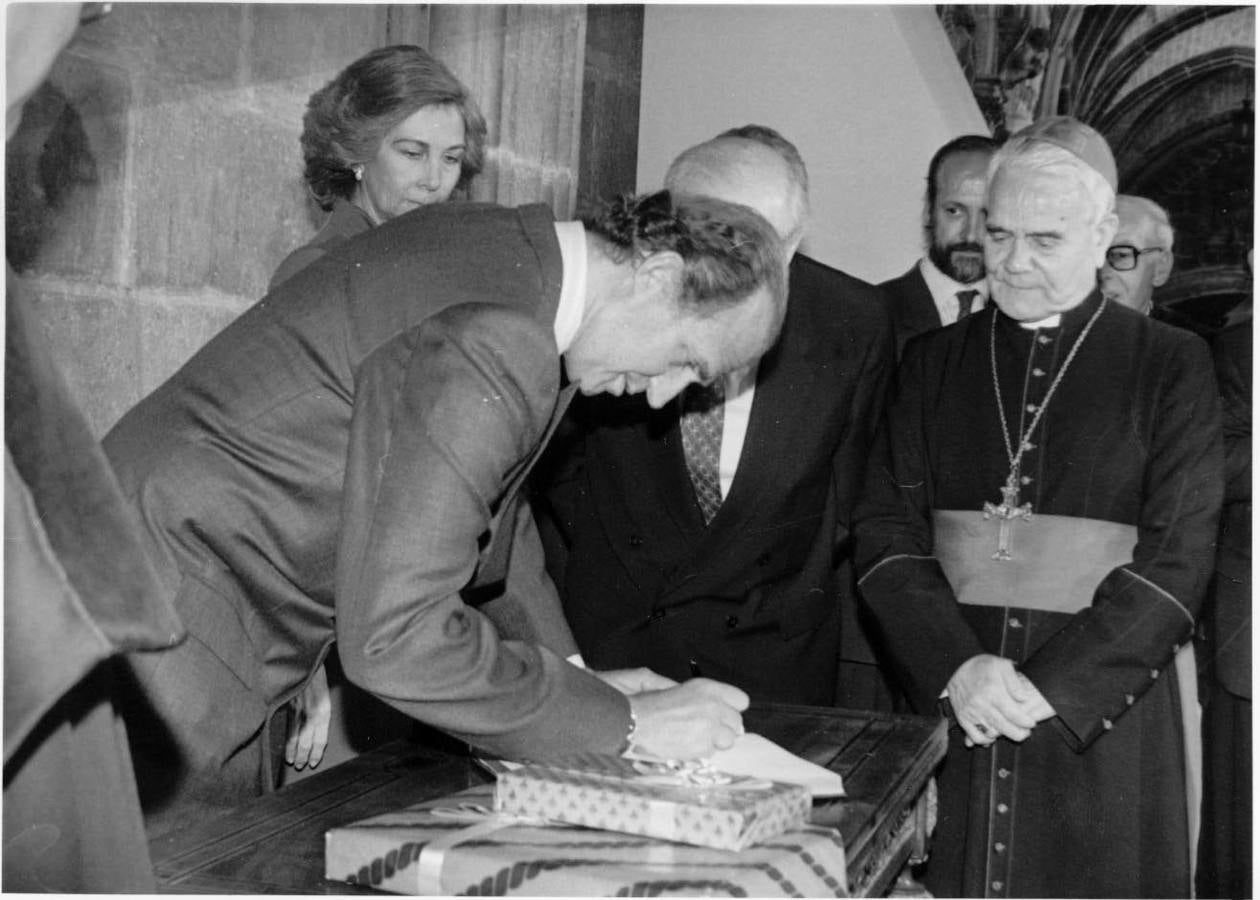 04.05.1990 Los reyes de España inauguraron hoy en Burgos la exposición 'Libros y documentos en la Iglesia de Castilla y León' segunda edición de Las Edades del Hombre.