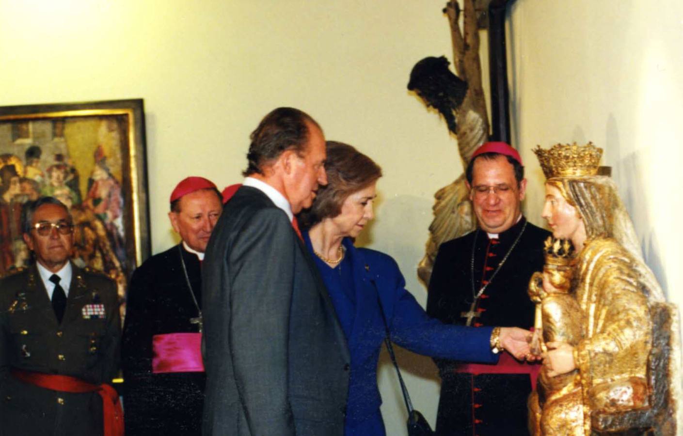 12.04.1999 Los Reyes don Juan Carlos y doña Sofía, acompañados del obispo de Palencia, Rafael Palmero, inauguraron Las Edades del Hombre en la Catedral de Palencia.