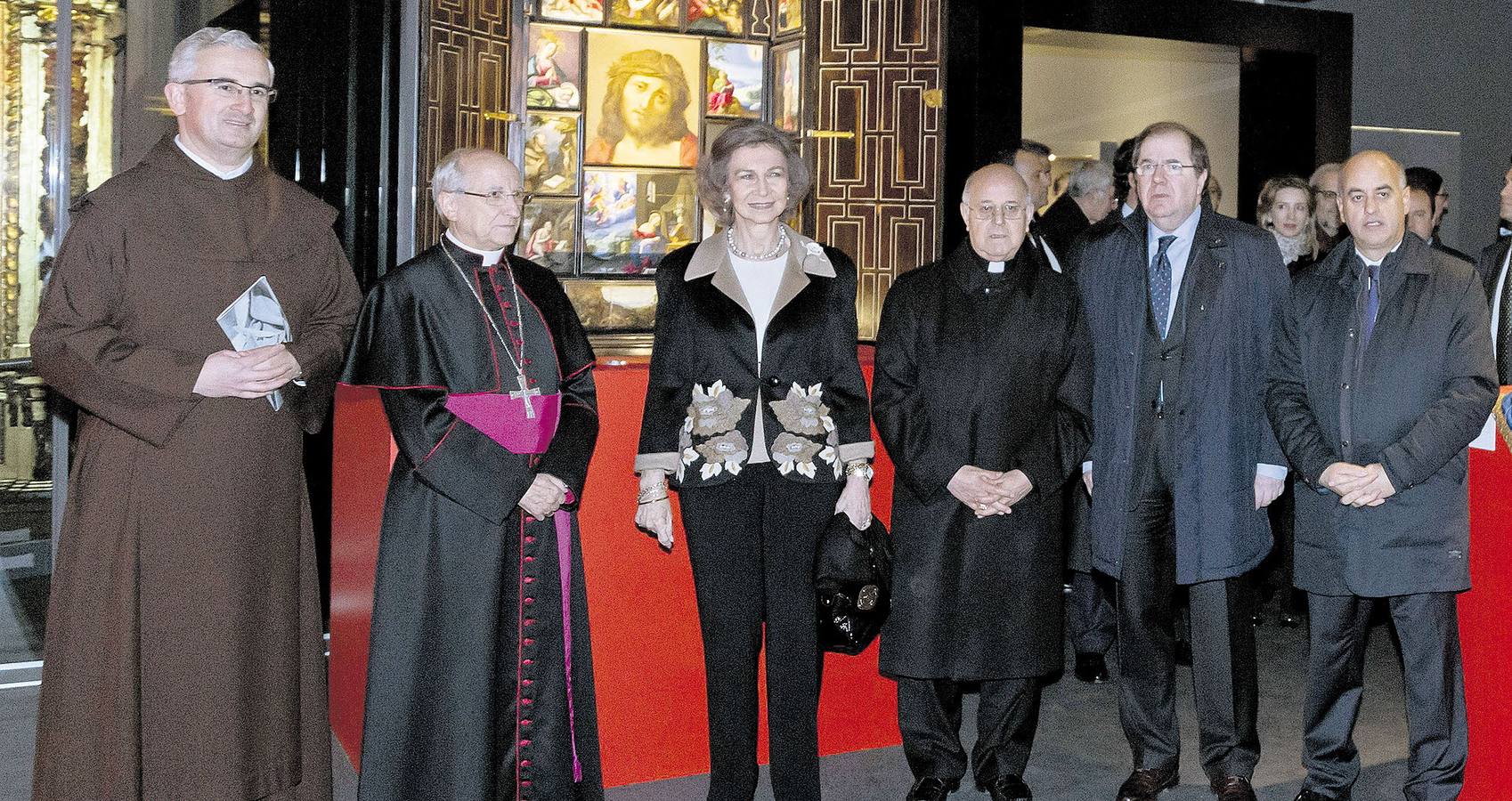 23.03.15 La reina Sofía acompañada por el presidente de la Junta de Castilla y León, Juan Vicente Herrera (2d), el cardenal Ricardo Blázquez (3d), el alcalde de Ávila, Miguel Angel García Nieto (d), el obispo de Ávila, Jesús García Burillo (2i), y el comisario, Juan Dobado (i), durante la inauguración de la exposición extraordinaria que Las Edades del Hombre y la Junta de Castilla y León han organizado en Ávila y en Alba de Tormes (Salamanca) para conmemorar el V Centenario del Nacimiento de Santa Teresa de Jesús (1515-2015).