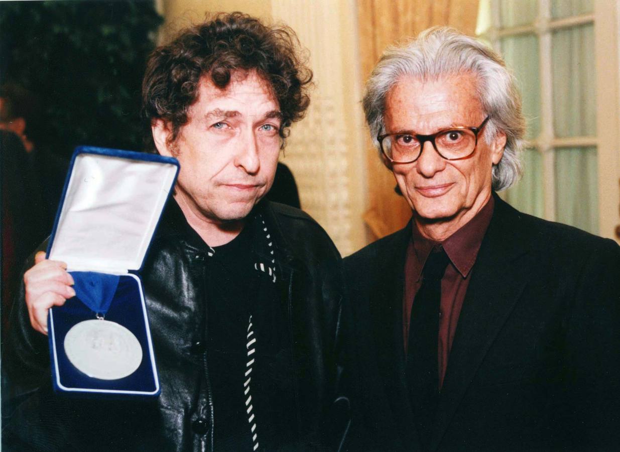 18.10.1997 El cantante Bob Dylan, galardonado con la medalla de plata del premio Lillian Gish, posa junto al fotógrafo Richard Avedon.