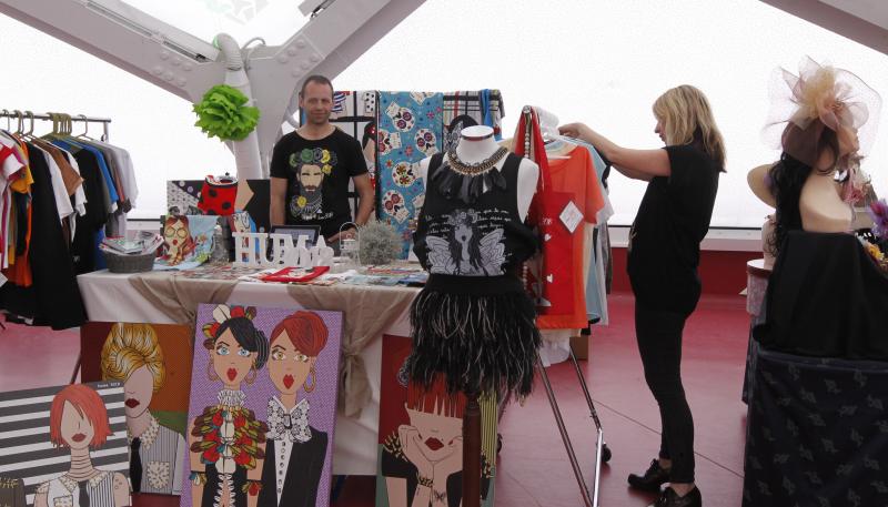 Mercadillo solidario en la Cúpula del Milenio de Valladolid