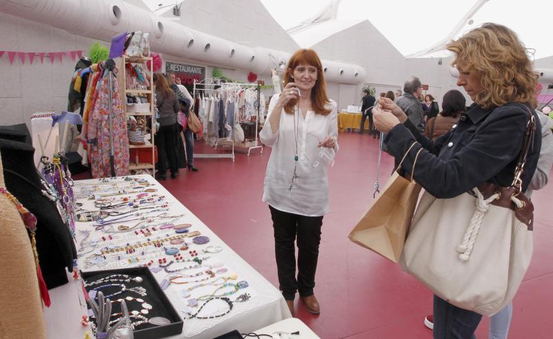 Mercadillo solidario en la Cúpula del Milenio de Valladolid