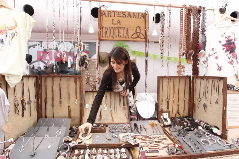 Mercadillo solidario en la Cúpula del Milenio de Valladolid