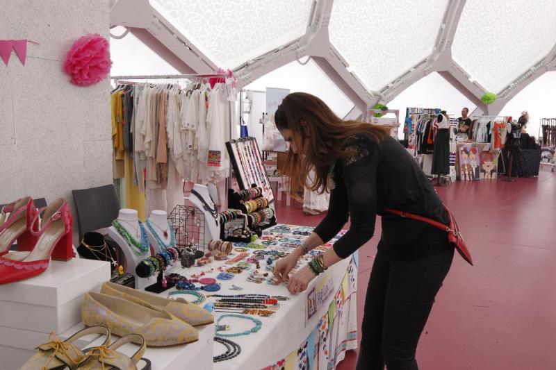 Mercadillo solidario en la Cúpula del Milenio de Valladolid