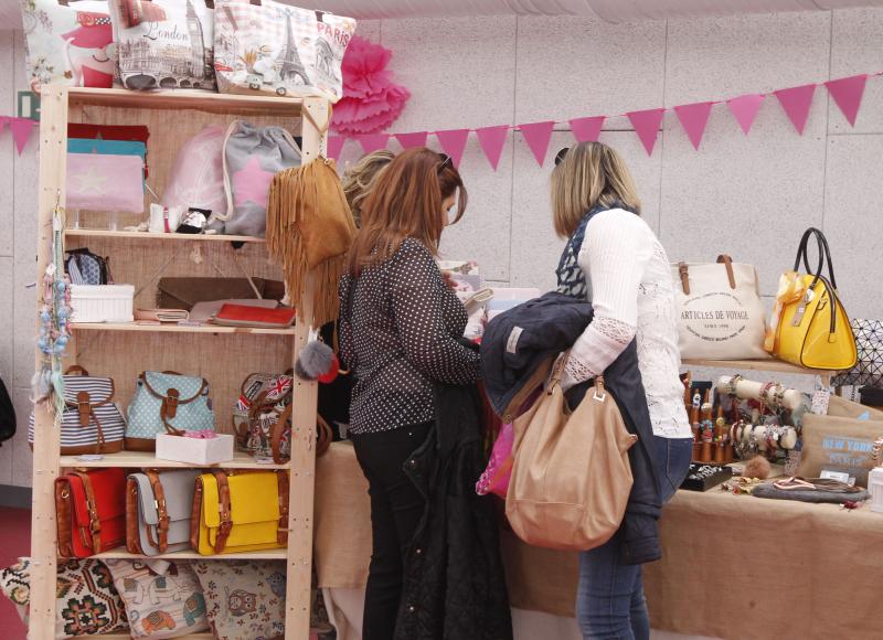 Mercadillo solidario en la Cúpula del Milenio de Valladolid