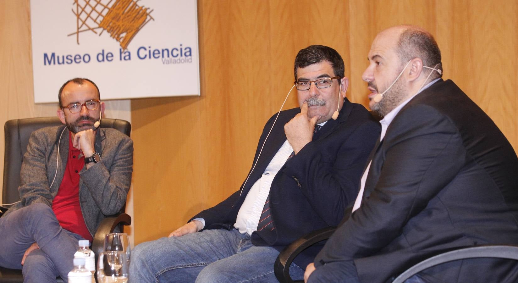 Rafael Santandreu y Julio Alfaro desbrozan con sus métodos el camino a la felicidad en el Aula de Cultura de El Norte