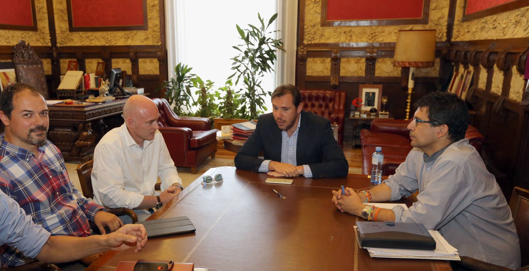 24.06.15 El alcalde Óscar Puente y el concejal de Deportes, Alberto Bustos, se reúne en el Ayuntamiento con los miembros del Club Baloncesto Valladolid.