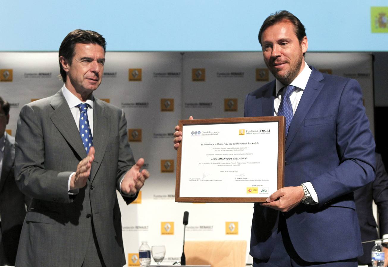 30.06.15 Renault entrega los III Premios a la Mejor Practica en Movilidad Sostenible. El alcalde de Valladolid, Óscar Puente recoge el premio otorgado al Ayuntamiento de Valladolid, por su proyecto 'Remourban' programa de vehículos limpios, de manos del ministro de Industria, Energía y Turismo, José Manuel Soria.
