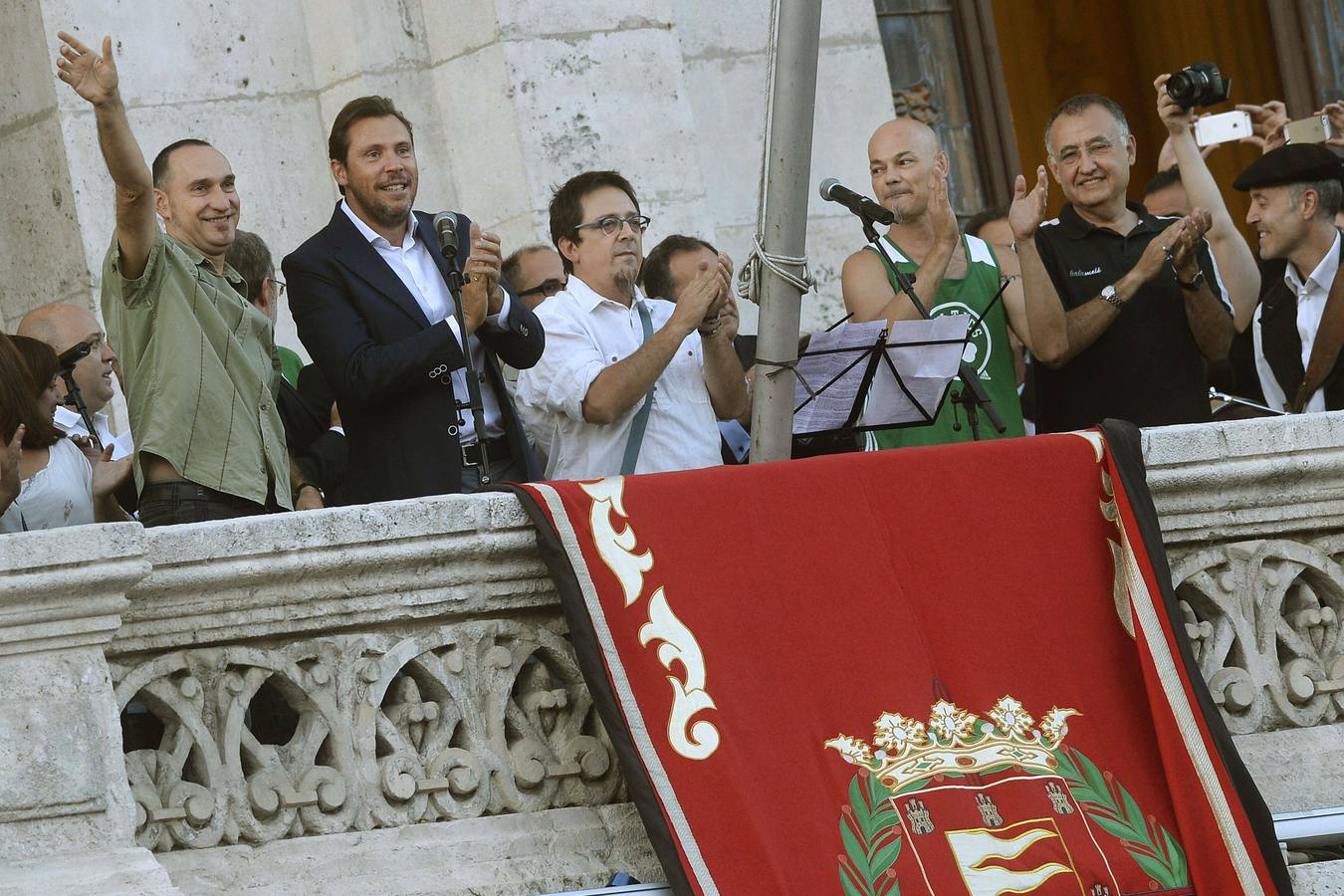 04.09.15 El alcalde de Valladolid, Óscar Puente (2i), junto a los miembros del grupo Celtas Cortos, saludan desde el balcón del ayuntamiento al público asistente a la lectura del pregón de las Fiestas de Nuestra Señora de San Lorenzo.