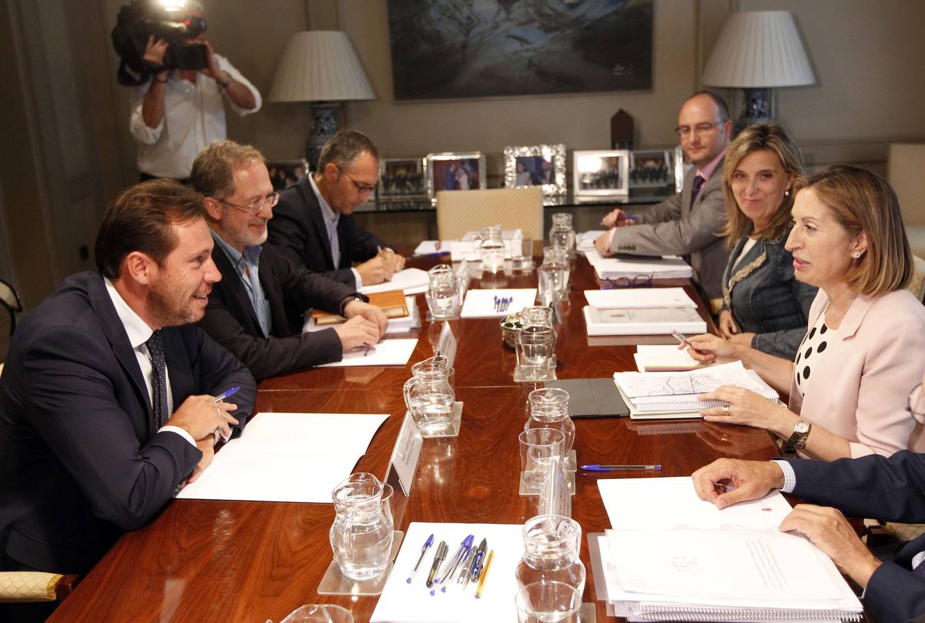 19.10.15 El alcalde, Óscar Puente, y el concejal de Urbanismo, Manuel Saravia, en la reunión con la ministra de Fomento, Ana Pastor, la delegada del Gobierno, María José Salgueiro, y técnicos sobre el tren de alta velocidad.