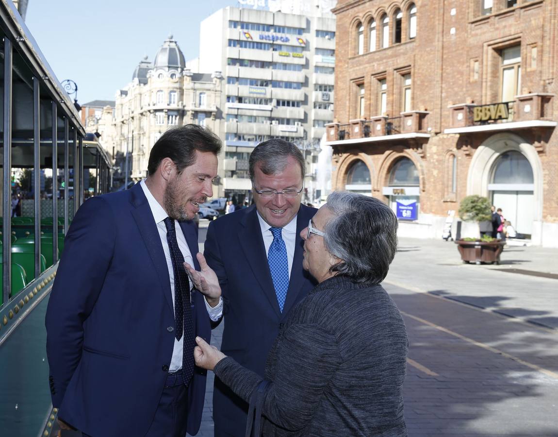 01.10.15 El alcade de Valladolid, Óscar Puente, y el alcalde de León, Antonio Silván, hablan con una vecina durante el encuentro que han mantenido en León.
