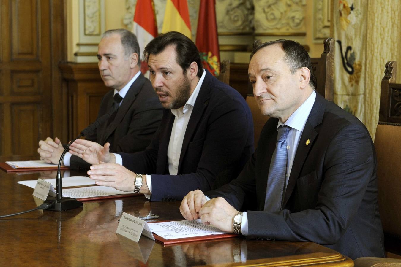 05.02.16 De i a d: Antonio Gato, Óscar Puente y Daniel Miguel en la firma del convenio entre el El Ayuntamiento y la Universidad de Valladolid (UVA) para poner en marcha un plan de prácticas laborales para 40 recién titulados.