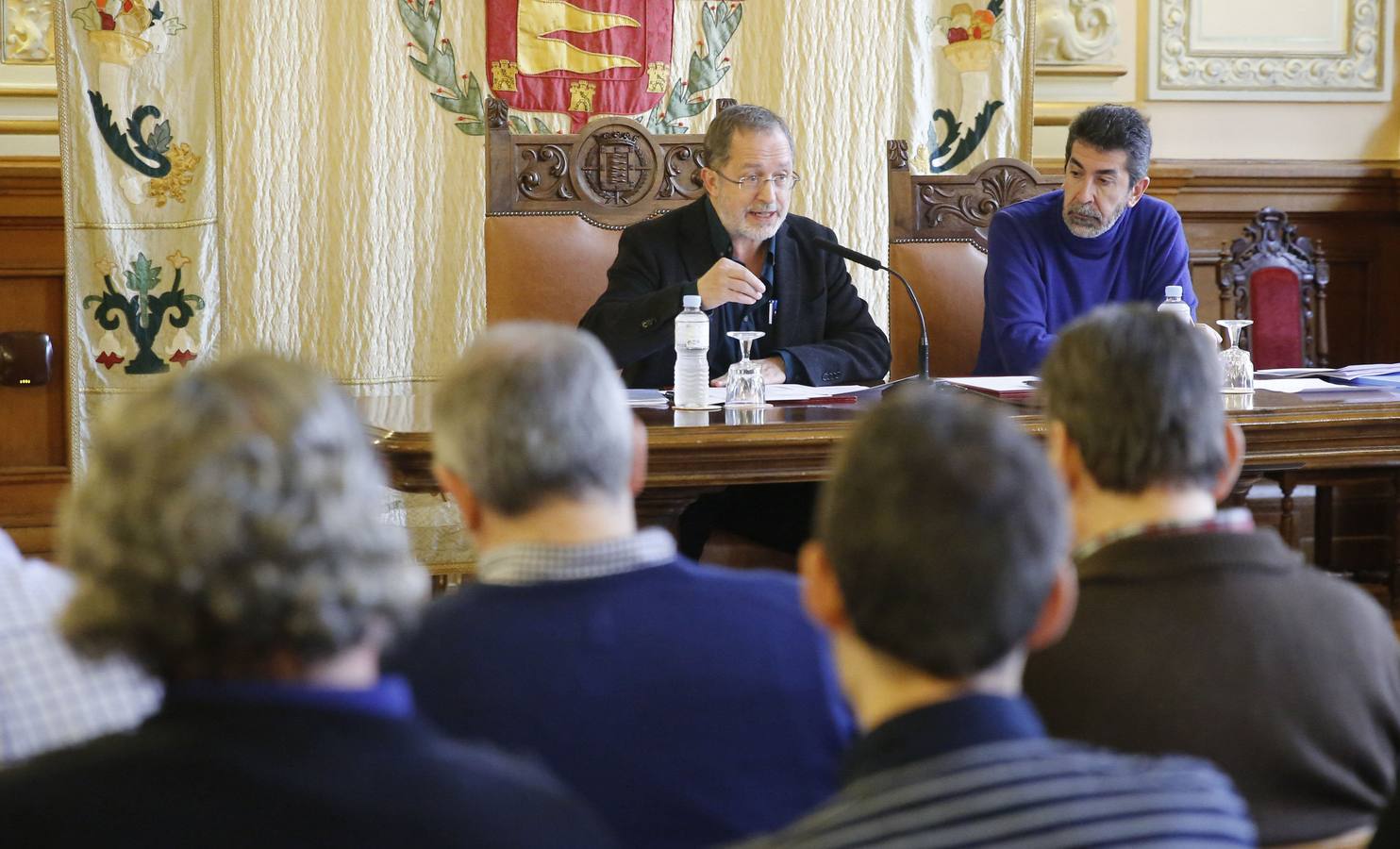 13.02.06 Manuel Saravia, concejal de Urbanismo, y Mario Rodríguez, técnico del Ayuntamiento, en el debate sobre la redacción del Plan General de Ordenación Urbana (PGOU) celebrado en el Ayuntamiento de Valladolid.