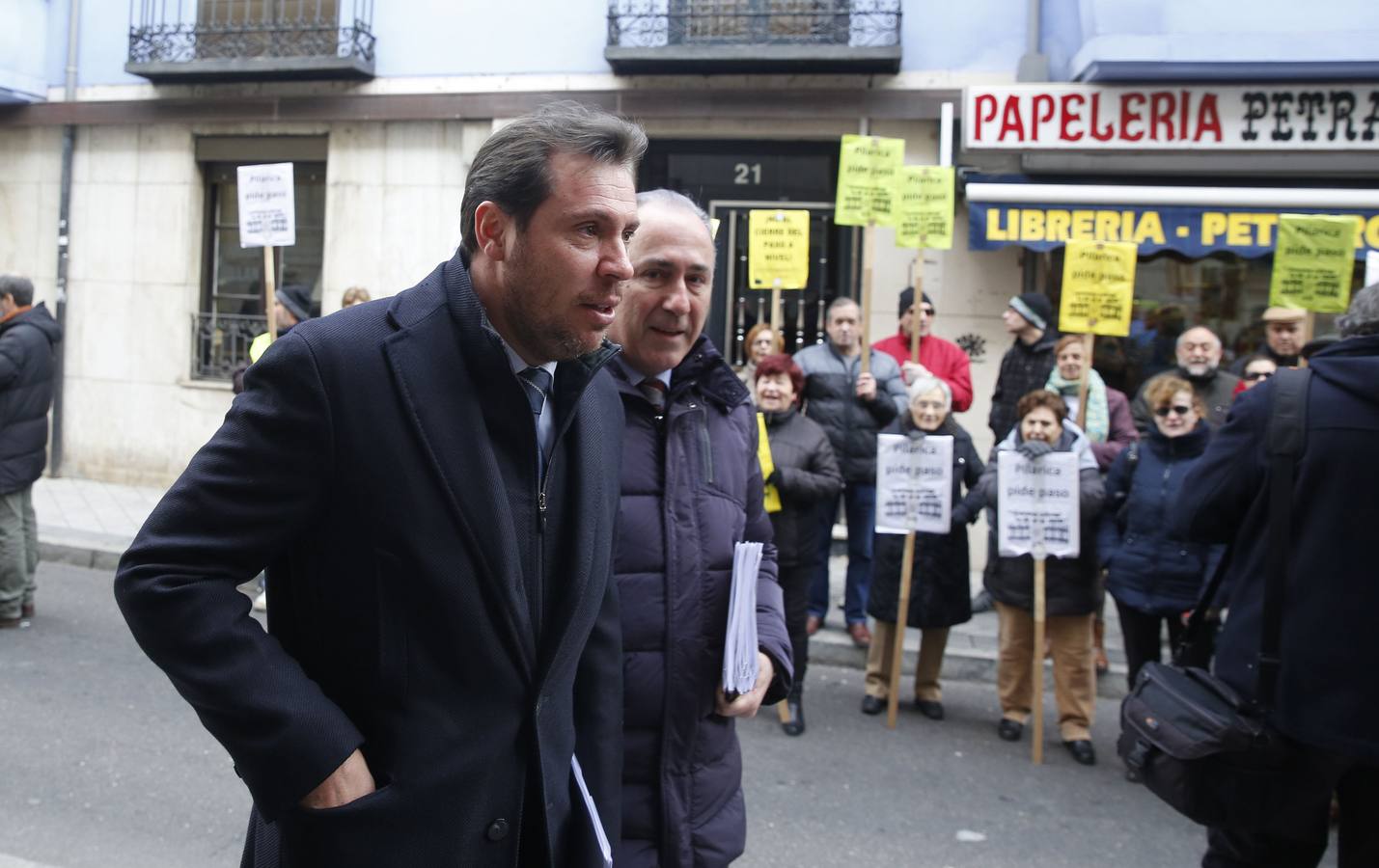 16.02.16 Los vecinos de Pilarica aprovecharon la reunión de la la Sociedad Valladolid Alta Velocidad para reclamar más agilidad en las soluciones al cierre del paso a nivel del barrio.