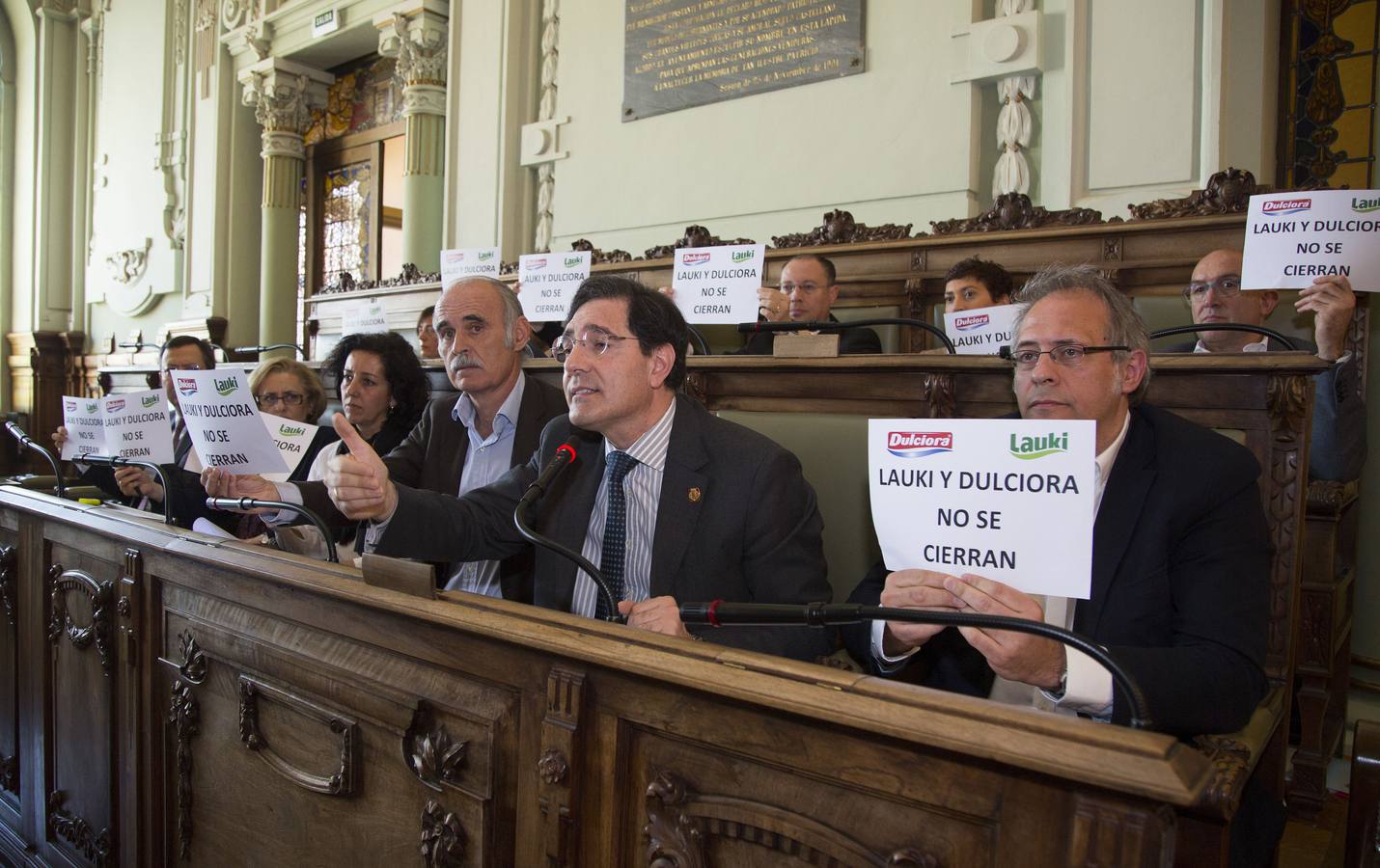 08.04.16 Los concejales del PP mostraron carteles de apoyo a los trabajadores de Dulciora y Lauki en el Pleno del Ayuntamiento de Valladolid.