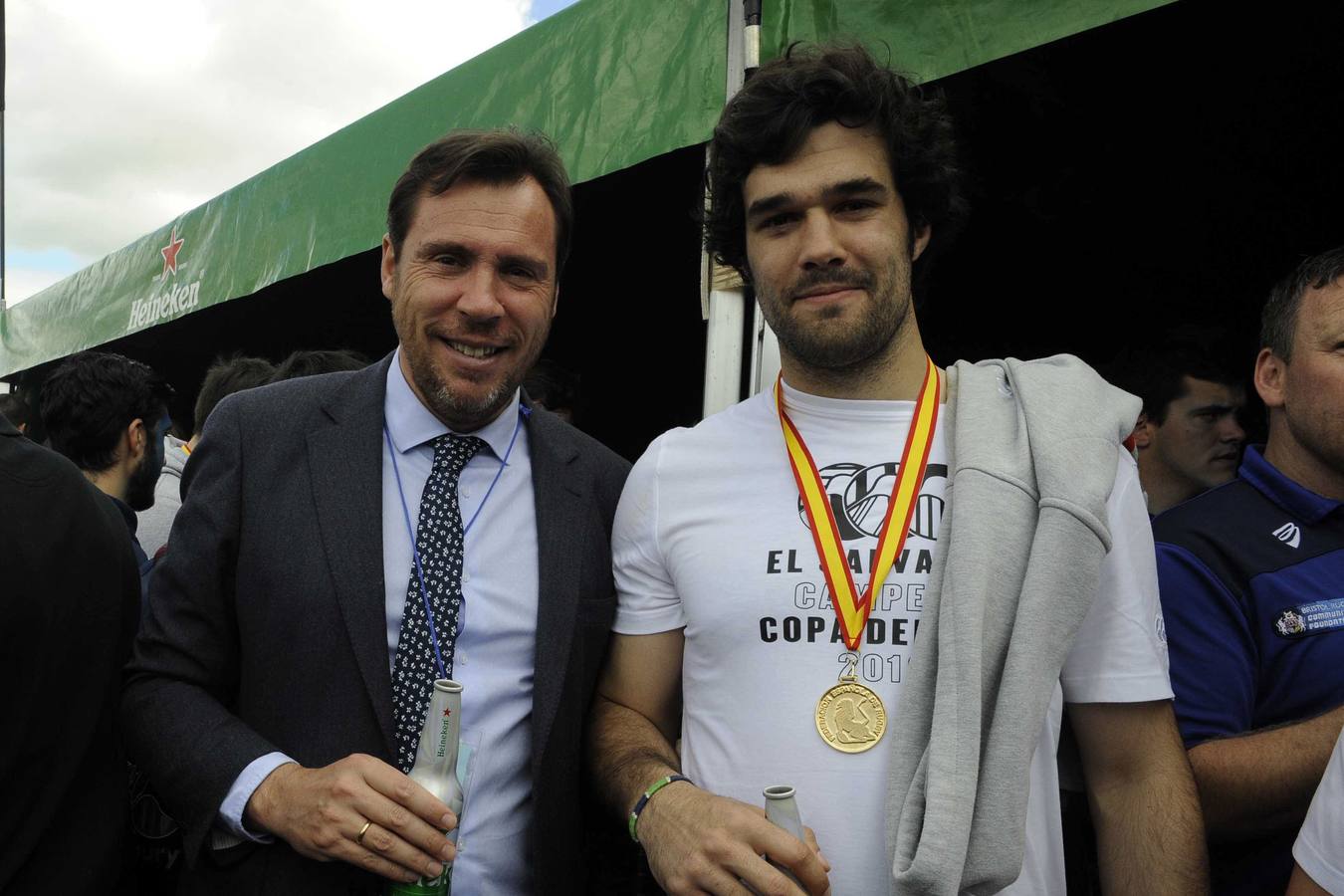 17.04.16 El alcalde, Óscar Puente, con Fernando Gonzalez Altés, capitán de El Salvador tras la final de la Copa del Rey de Rugby entre el SilverStorm El Salvador y el VRAC Quesos Entrepinares celebrada en el estadio Jose Zorrilla.