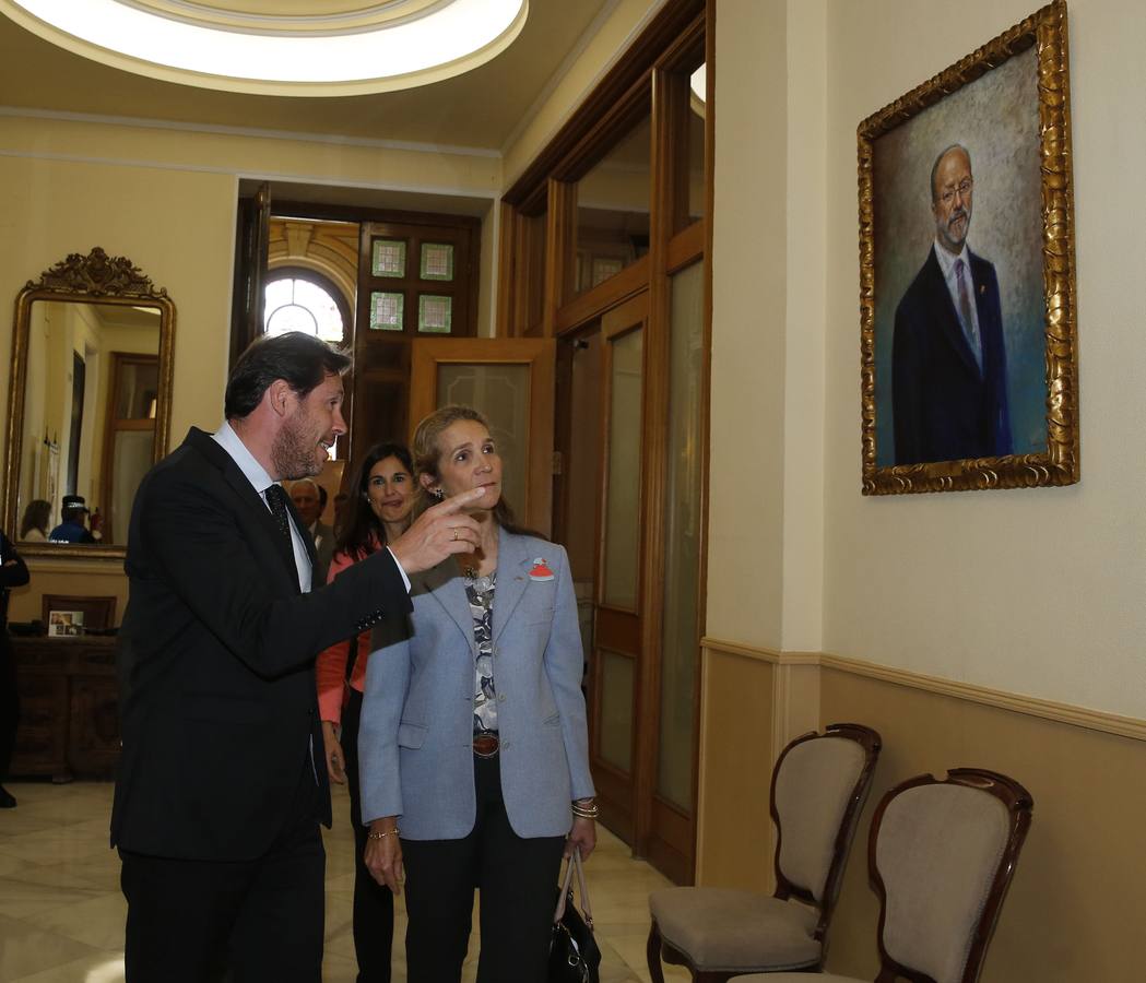 23.05.16 La Infanta Elena de Borbón, y el alcalde de Valladolid, Óscar Puente, durante la entrega de los premios de la Fundación Mapfre en el Ayuntamiento de Valladolid.
