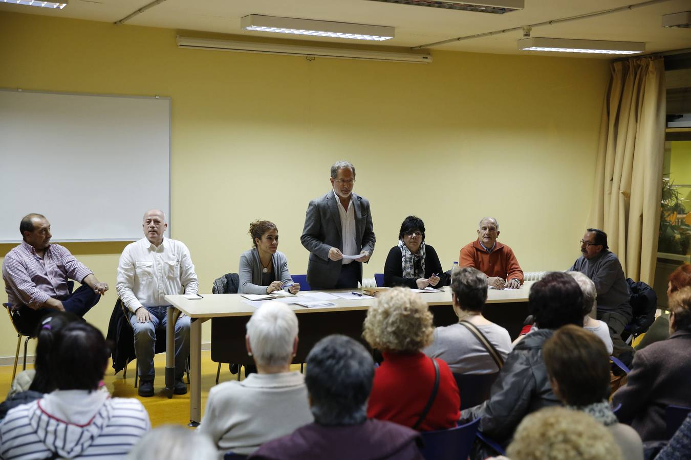 19.11.15 El concejal de Urbanismo, Manuel Saravia, se reune con los vecinos del 25 de octubre.