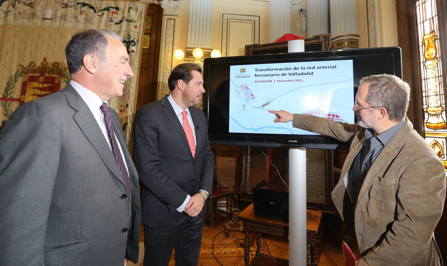 14.12.15 El alcalde, Óscar Puente y el concejal de Urbanismo, Manuel Saravia, durante su exposición sobre el acuerdo del crédito del soterramiento que firmó Javier León de la Riva.