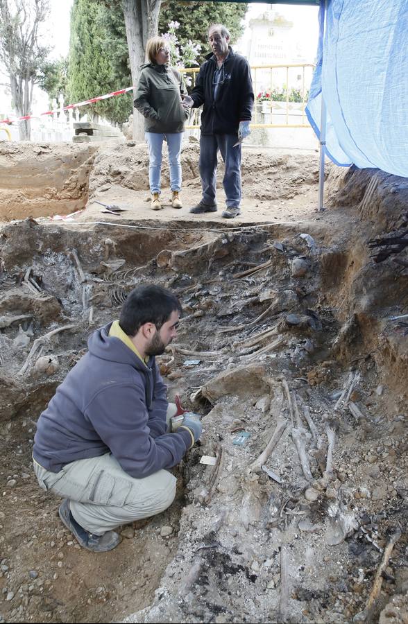 Trabajos de exhumación en una fosa común del Cementerio de El Carmen