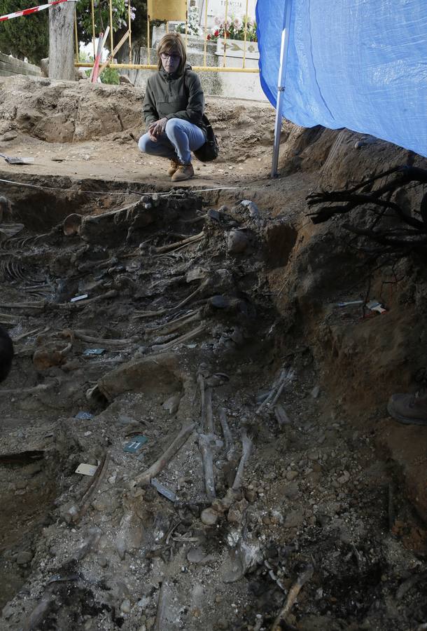 Trabajos de exhumación en una fosa común del Cementerio de El Carmen