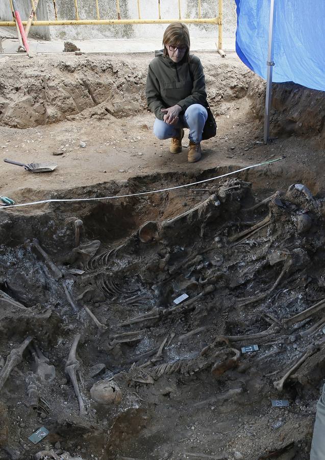 Trabajos de exhumación en una fosa común del Cementerio de El Carmen