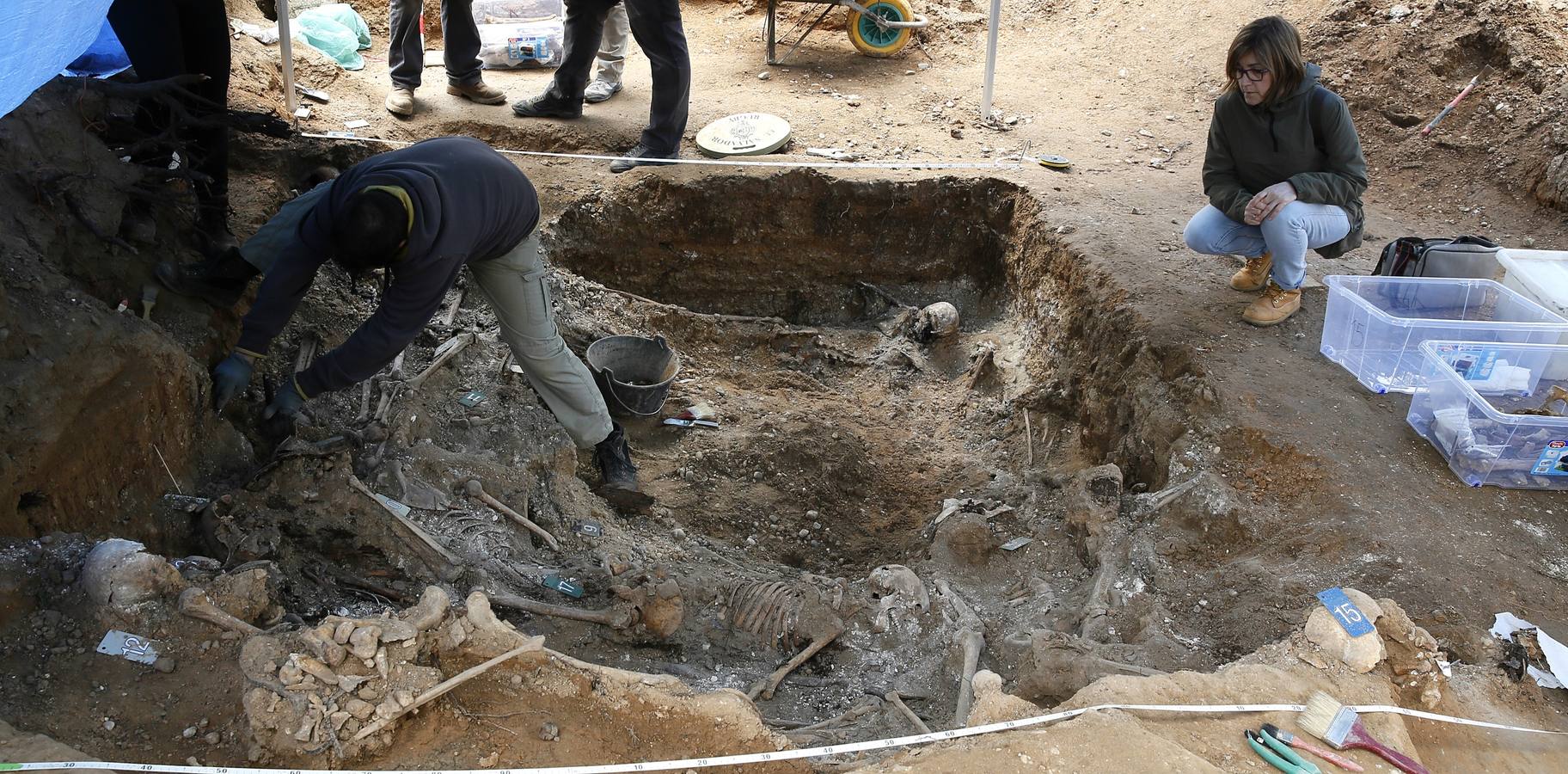 Trabajos de exhumación en una fosa común del Cementerio de El Carmen