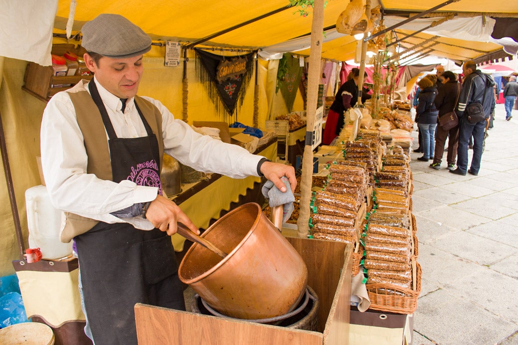 Mercado castellano de San Pedro Regalado en la plaza de San Pablo (2/2)