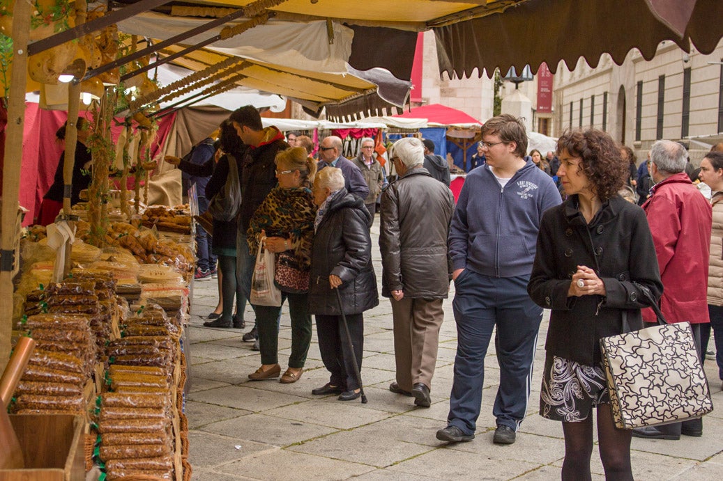 Mercado castellano de San Pedro Regalado en la plaza de San Pablo (2/2)