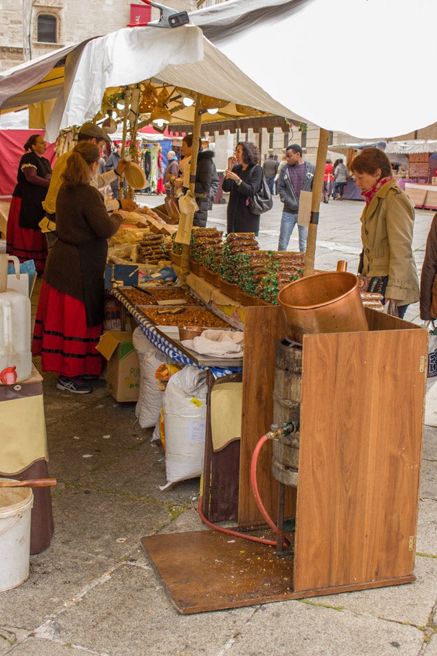 Mercado castellano de San Pedro Regalado en la plaza de San Pablo (2/2)