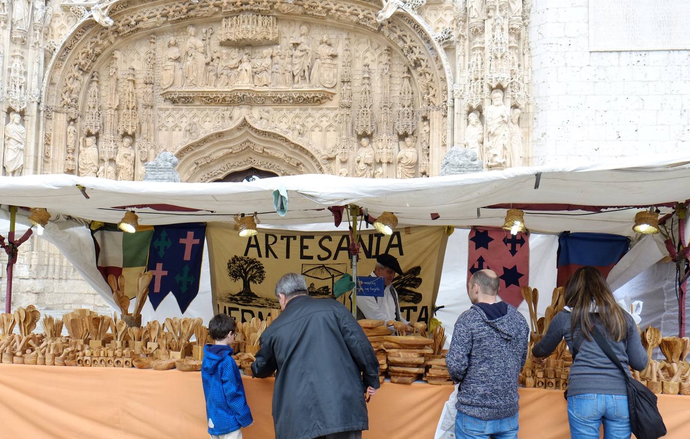 Mercado castellano de San Pedro Regalado en la plaza de San Pablo (1/2)