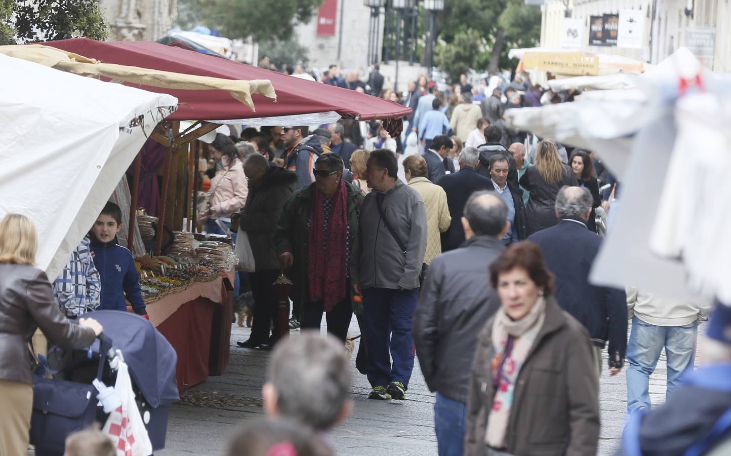 Mercado castellano de San Pedro Regalado en la plaza de San Pablo (1/2)