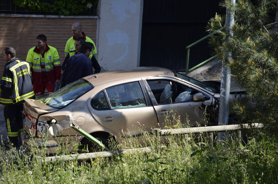 Muere tras caer el coche en el que iba por unas escaleras