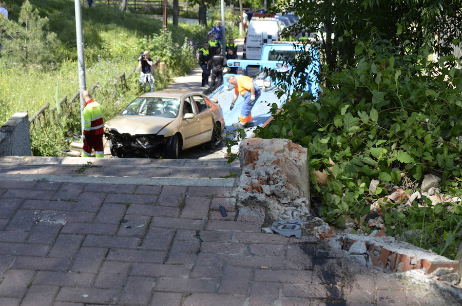 Muere tras caer el coche en el que iba por unas escaleras