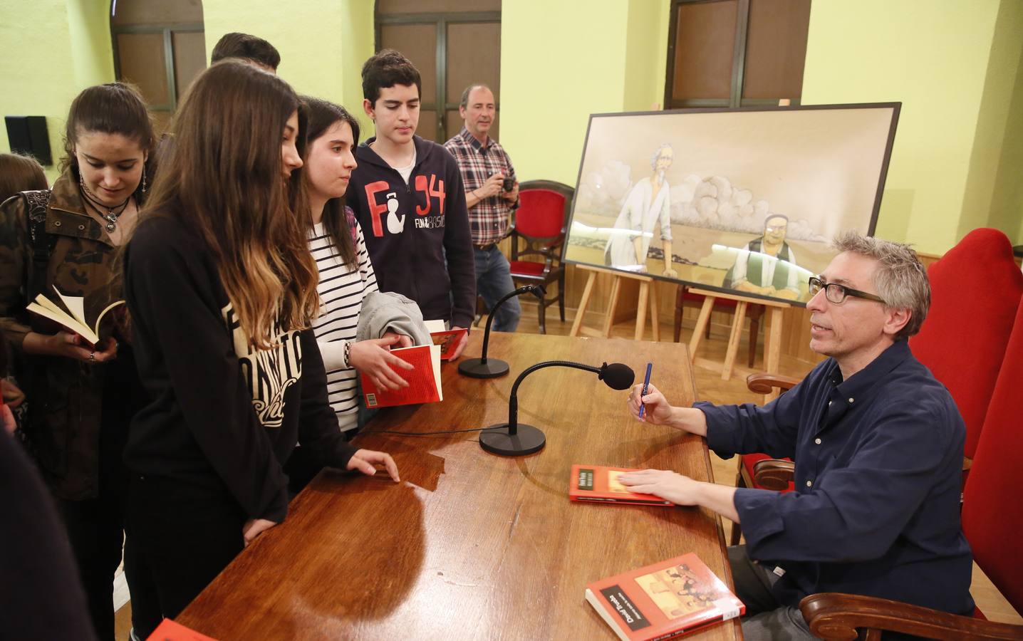 David Trueba participa en un encuentro con alumnos del IES Zorrilla
