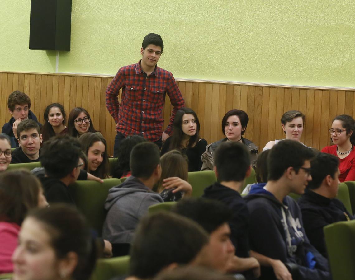 David Trueba participa en un encuentro con alumnos del IES Zorrilla