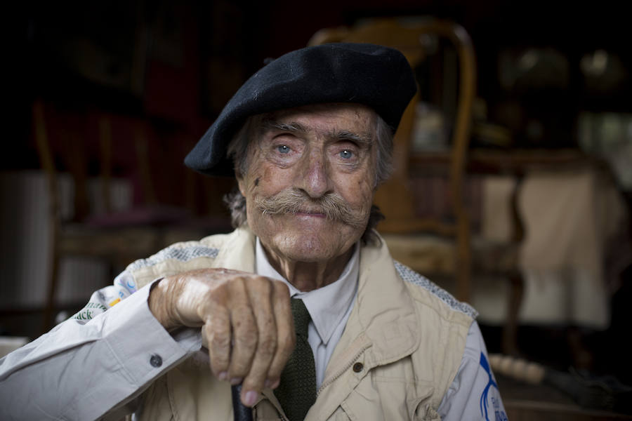 Miguel de la Quadra-Salcedo, durante una entrevista en su casa en Pozuelo de Alarcón, Madrid.