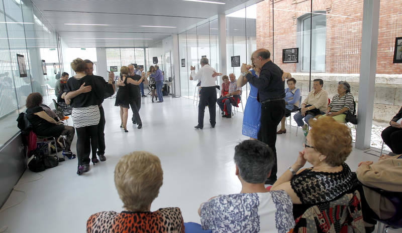 Bailes de salón con la Asociación Cultural 'El Abrazo Palencia Tango'