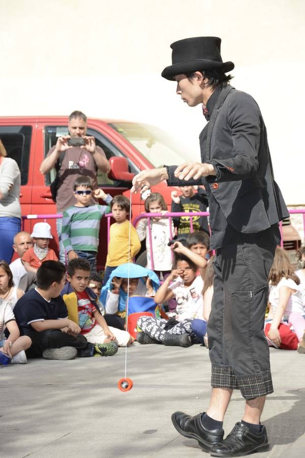 Malabares de Naoto Okada en la plaza del Salvador.