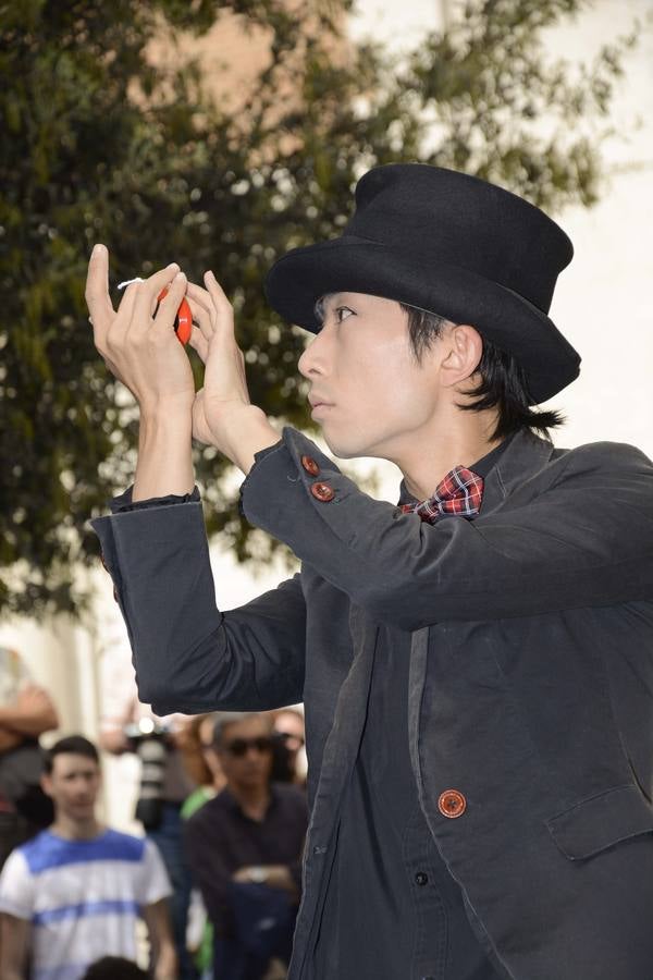 Malabares de Naoto Okada en la plaza del Salvador.