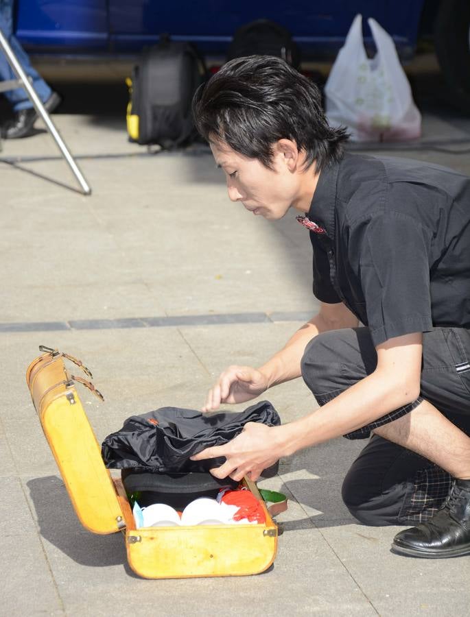 Malabares de Naoto Okada en la plaza del Salvador.
