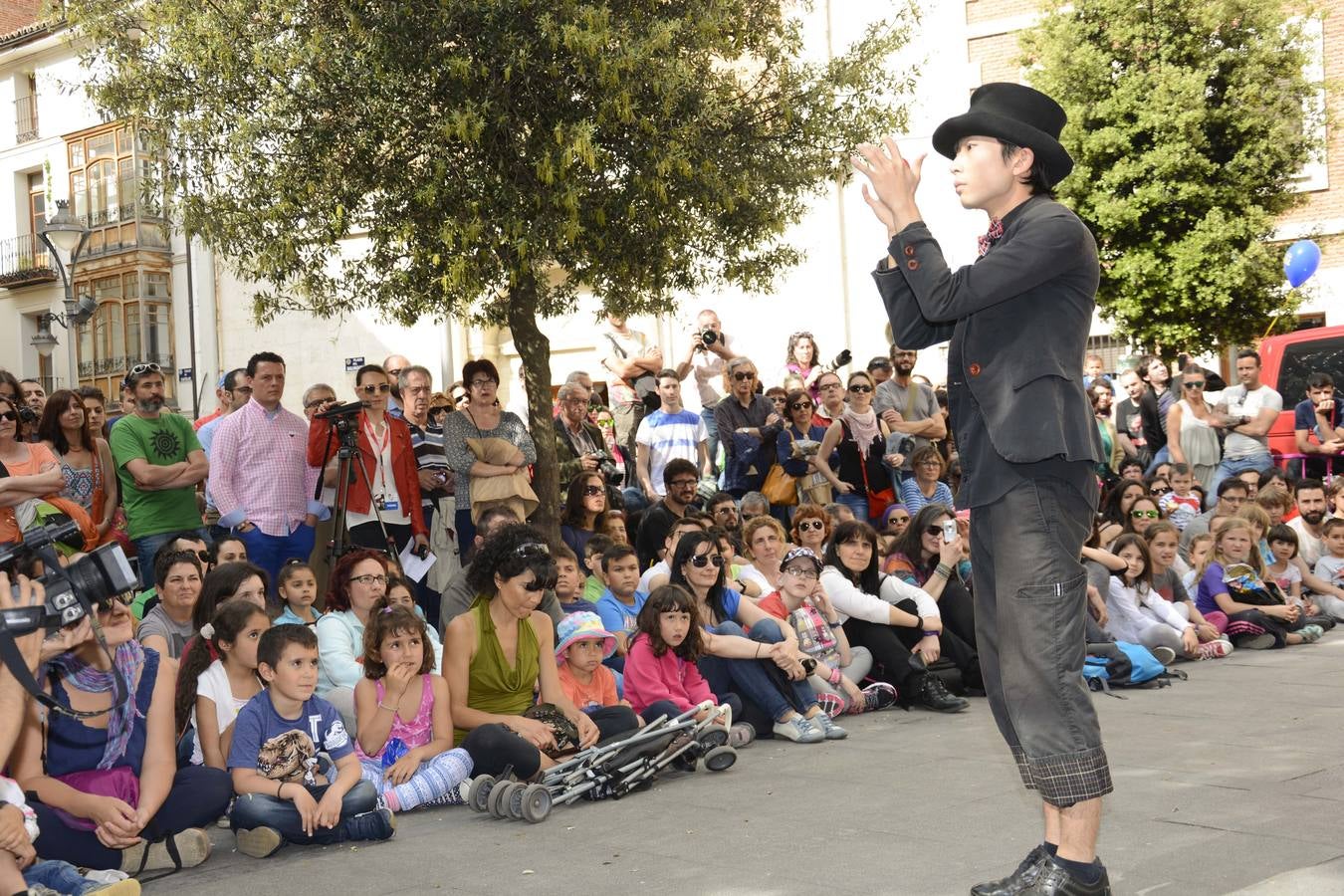 Malabares de Naoto Okada en la plaza del Salvador.