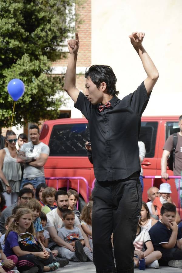 Malabares de Naoto Okada en la plaza del Salvador.