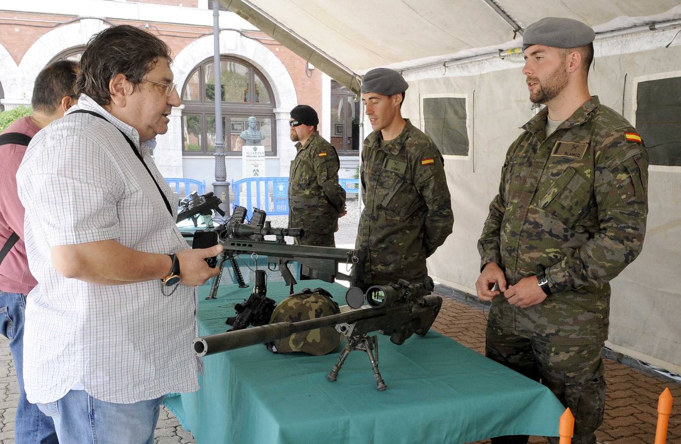 Una exhibición de equipos y vehículos cierra la Semana de las Fuerzas Armadas en Valladolid