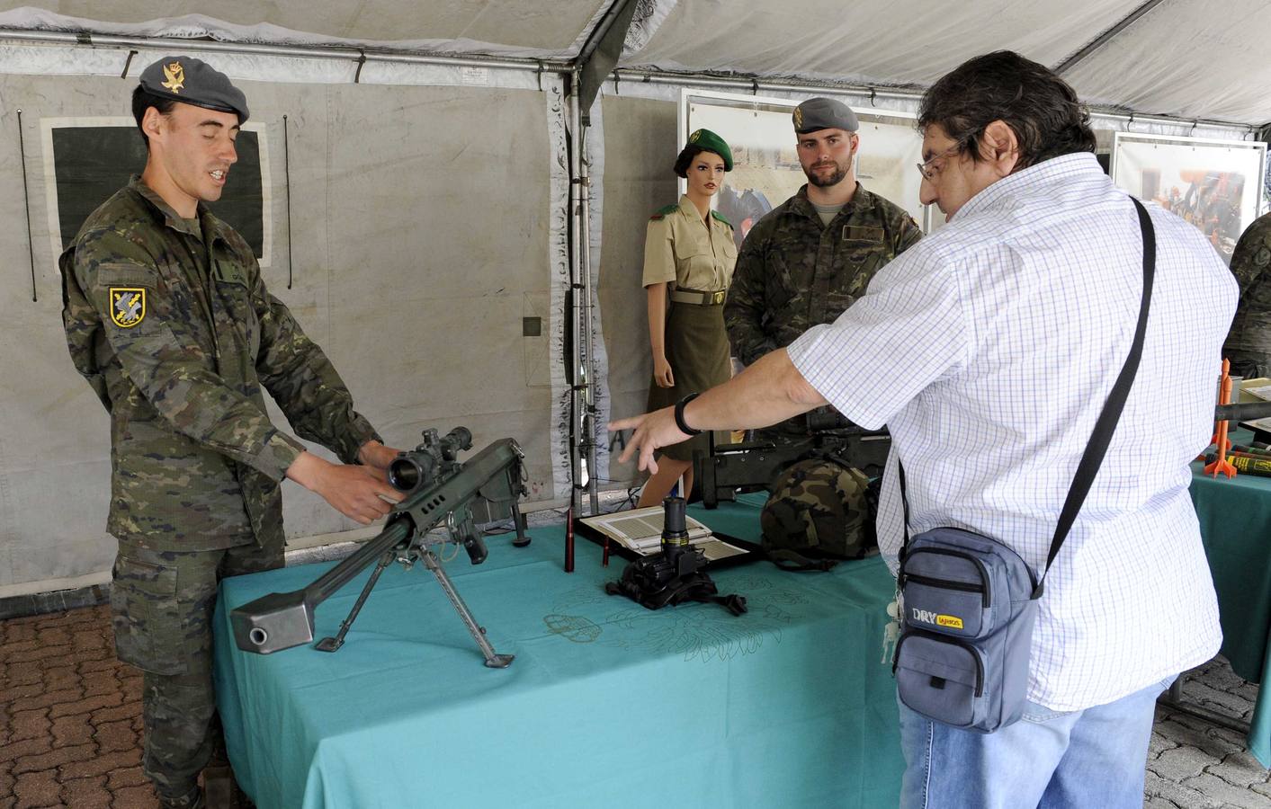 Una exhibición de equipos y vehículos cierra la Semana de las Fuerzas Armadas en Valladolid
