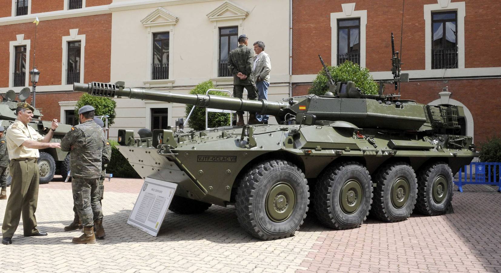 Una exhibición de equipos y vehículos cierra la Semana de las Fuerzas Armadas en Valladolid
