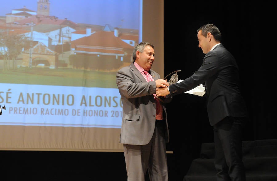 La ministra Tejerina galardona en los Premios Racimo de Serrada