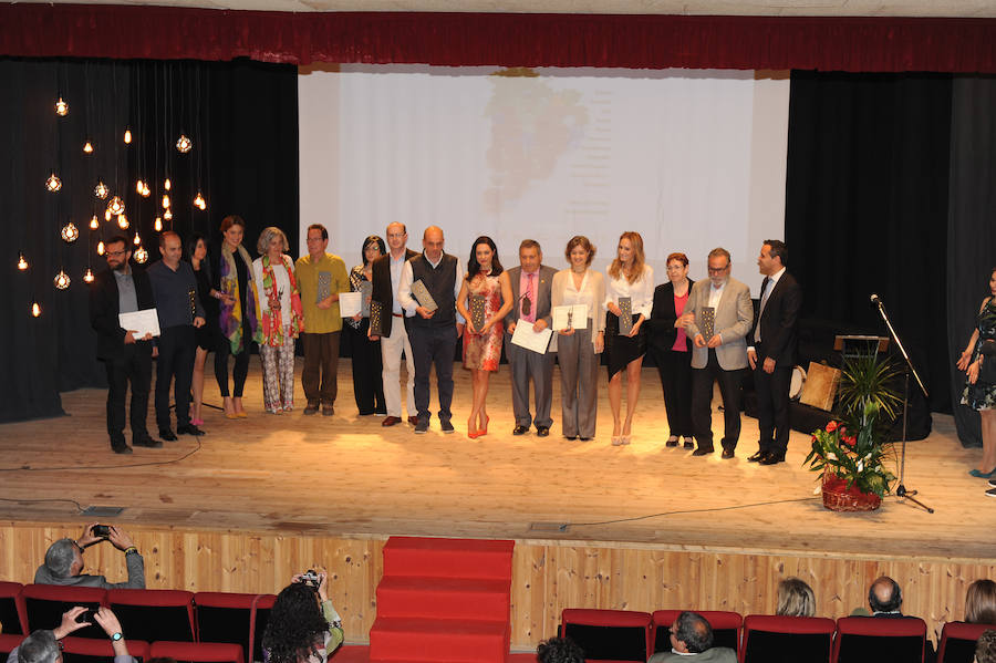 La ministra Tejerina galardona en los Premios Racimo de Serrada