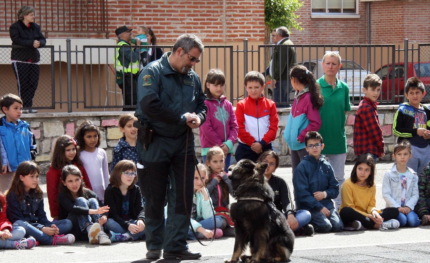 Exhibición de medios de la Guardia Civil en el colegio Santa Clara de Cuéllar