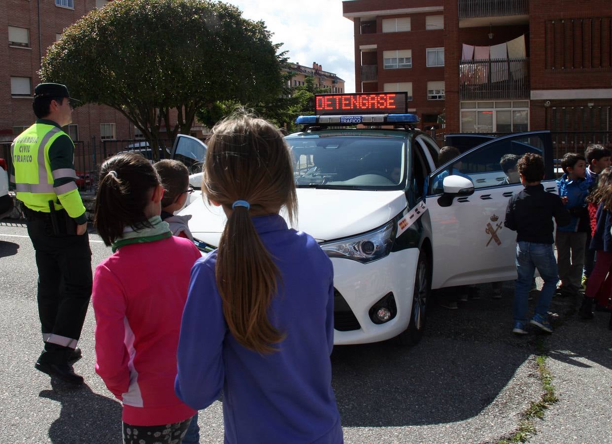 Exhibición de medios de la Guardia Civil en el colegio Santa Clara de Cuéllar